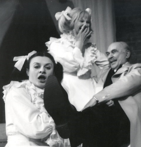 Anna Chodakowska (Bianka), Barbara Sułkowska (Paulina), Seweryn Butrym (Dziadek) w „Białym małżeństwie” Tadeusza Różewicza w reżyserii Tadeusza Minca. Premiera w Teatrze Narodowym 24 stycznia 1974. Fot. Renard Dudley