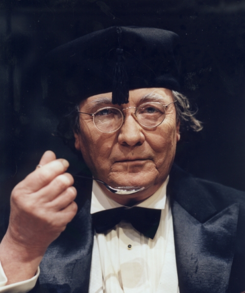 Ignacy Gogolewski (Laurenty) w „Na czworakach” Tadeusza Różewicza w reżyserii Kazimierza Kutza. Premiera w Teatrze Narodowym 26 stycznia 2001. Fot. Piotr Grześczyk
