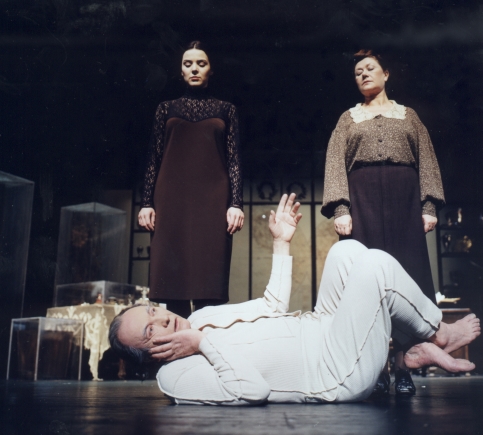 Bożena Stachura (Dziewczyna), Ignacy Gogolewski (Laurenty), Wiesława Niemyska (Pelasie) w „Na czworakach” Tadeusza Różewicza w reżyserii Kazimierz Kutza. Premiera w Teatrze Narodowym 26 stycznia 2001. Fot. Piotr Grześczyk