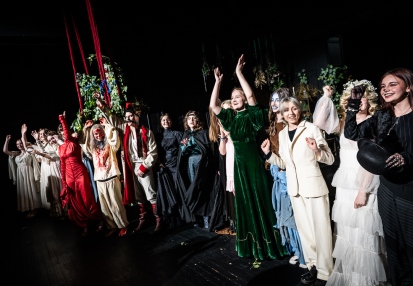 Warsztat PRAGNIENIA w ramach projektu edukacyjnego Teatru Narodowego KLASA TN – po pokazie: uczennice i uczniowie XLV LO. Fot. Marta Ankiersztejn 