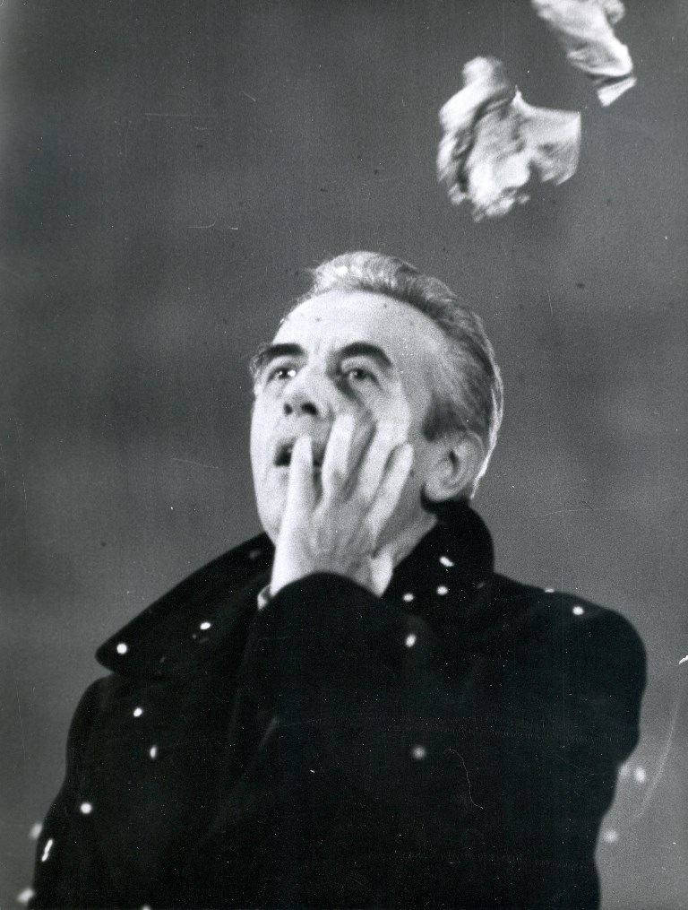 Andrzej Łapicki (Ślepiec) w spektaklu STARA KOBIETA WYSIADUJE Tadeusza Różewicza w reż. Helmuta Kajzara. Premiera w Teatrze Narodowym 11 października 1978. Fot. Marek Michałowski / Archiwum Artystyczne Teatru Narodowego Andrzej Łapicki (Ślepiec) w spektaklu STARA KOBIETA WYSIADUJE Tadeusza Różewicza w reż. Helmuta Kajzara. Premiera w Teatrze Narodowym 11 października 1978. Fot. Marek Michałowski / Archiwum Artystyczne Teatru Narodowego
