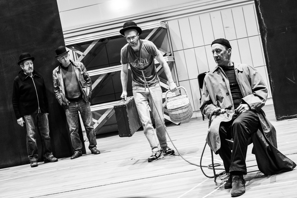 Mariusz Benoit (Estragon), Jerzy Radziwiłowicz (Vladimir), Bartłomiej Bobrowski (Lucky), Cezary Kosiński (Pozzo). Fot. Marta Ankiersztejn Mariusz Benoit (Estragon), Jerzy Radziwiłowicz (Vladimir), Bartłomiej Bobrowski (Lucky), Cezary Kosiński (Pozzo). Fot. Marta Ankiersztejn