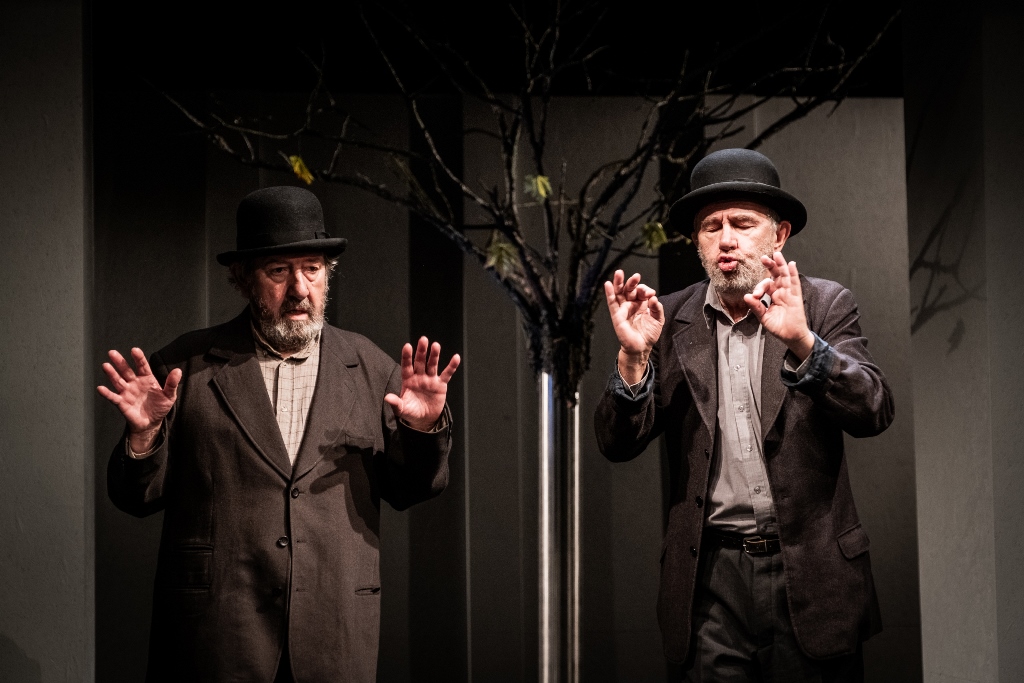 Mariusz Benoit (Estragon), Jerzy Radziwiłowicz (Vladimir). Fot. Marta Ankiersztejn Mariusz Benoit (Estragon), Jerzy Radziwiłowicz (Vladimir). Fot. Marta Ankiersztejn