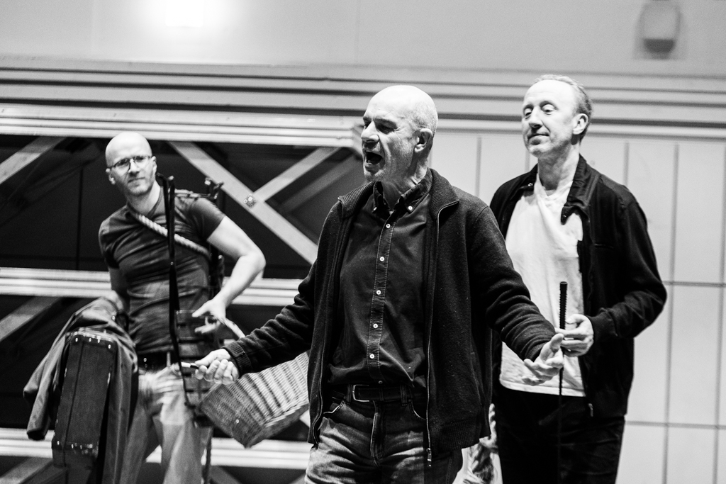 Próby CZEKAJĄC NA GODOTA Samuela Becketta: Bartłomiej Bobrowski (Lucky), Piotr Cieplak – reżyser, Cezary Kosiński (Pozzo) . Fot. Marta Ankiersztejn Próby CZEKAJĄC NA GODOTA Samuela Becketta: Bartłomiej Bobrowski (Lucky), Piotr Cieplak – reżyser, Cezary Kosiński (Pozzo) . Fot. Marta Ankiersztejn