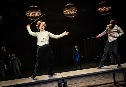 Na pierwszym planie: Hugo Tarres (Hamlet), Paweł Brzeszcz (Laertes) w HAMLECIE Williama Shakespeare’a w reż. Jana Englerta. Fot. Marta Ankiersztejn Na pierwszym planie: Hugo Tarres (Hamlet), Paweł Brzeszcz (Laertes) w HAMLECIE Williama Shakespeare’a w reż. Jana Englerta. Fot. Marta Ankiersztejn